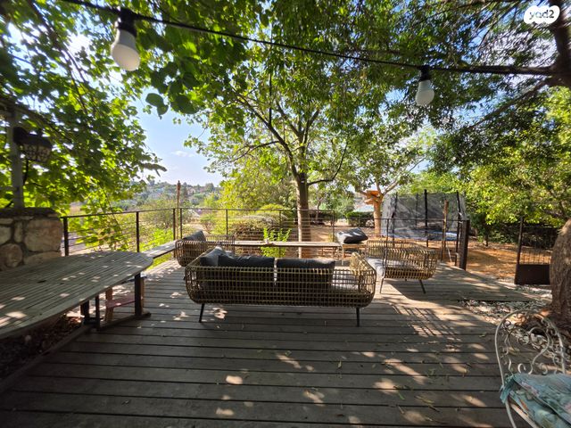 דו משפחתי, כפר האורנים