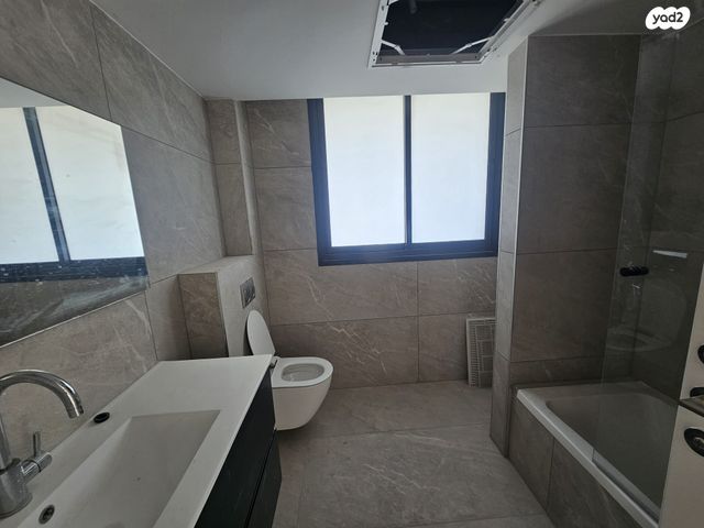 גג/ פנטהאוז, מ"ג 15, לב העיר, בת ים