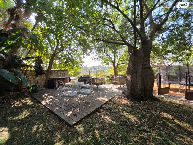 דו משפחתי, כפר האורנים