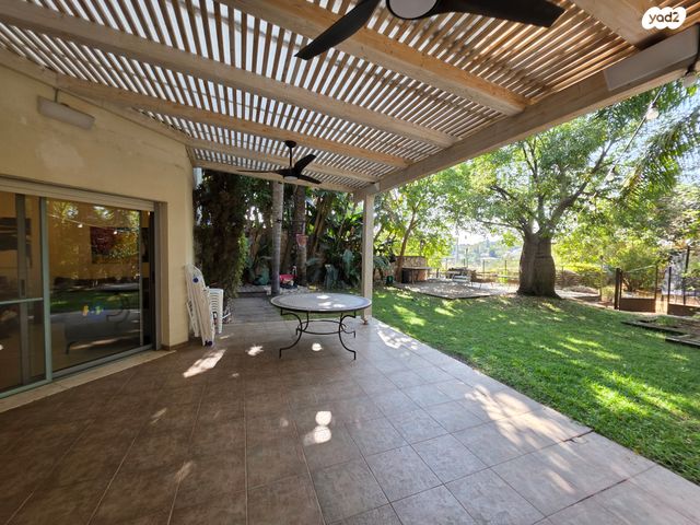 דו משפחתי, כפר האורנים