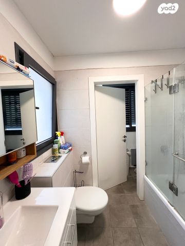 גג/ פנטהאוז, דרך לוי אשכול, קיראון, קרית אונו