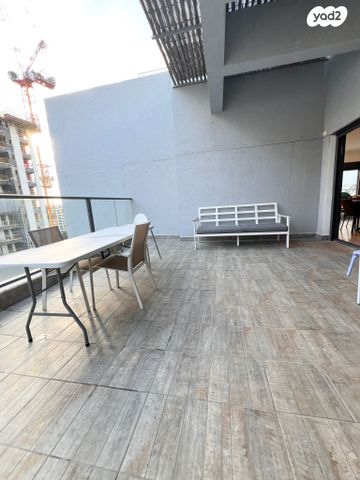 גג/ פנטהאוז, דרך לוי אשכול, קיראון, קרית אונו