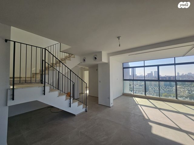 גג/ פנטהאוז, מ"ג 15, לב העיר, בת ים