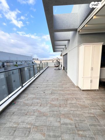 גג/ פנטהאוז, דרך לוי אשכול, קיראון, קרית אונו