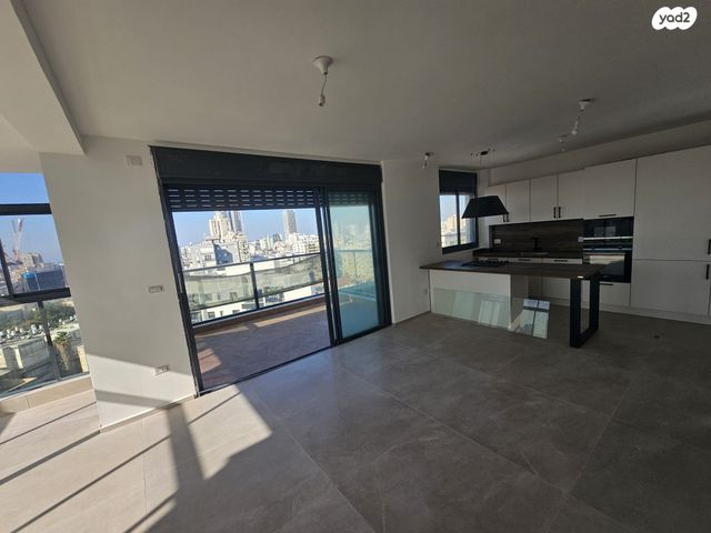 גג/ פנטהאוז, מ"ג 15, לב העיר, בת ים