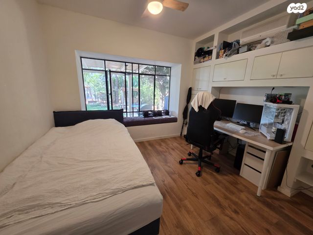 דו משפחתי, כפר האורנים