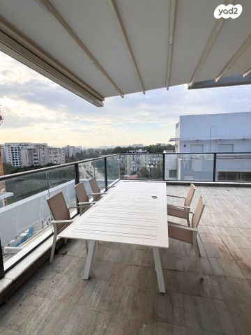 גג/ פנטהאוז, דרך לוי אשכול, קיראון, קרית אונו