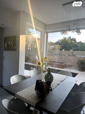 דו משפחתי, יגאל ידין, קרית הפרחים - 2005, רעננה