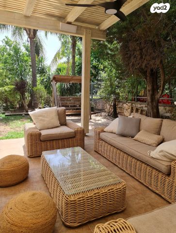 דו משפחתי, כפר האורנים