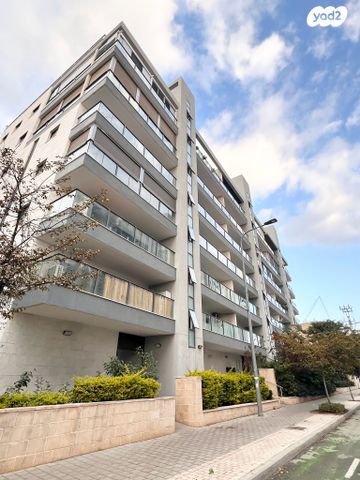 גג/ פנטהאוז, דרך לוי אשכול, קיראון, קרית אונו