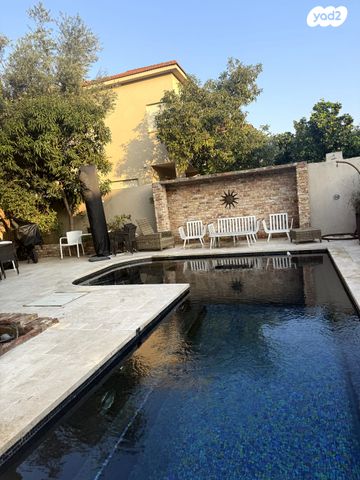 דו משפחתי, יגאל ידין, קרית הפרחים - 2005, רעננה