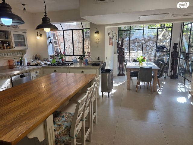 דו משפחתי, כפר האורנים