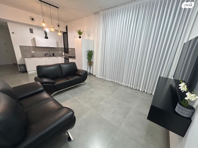 דירה, אריאל שרון, נתיבות