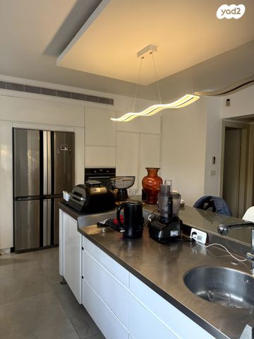 דו משפחתי, יגאל ידין, קרית הפרחים - 2005, רעננה