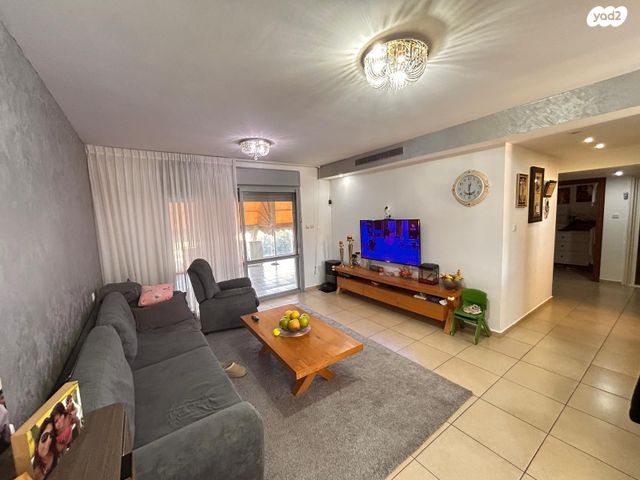 דירת גן, אסא המלך, יהושפט, ערד