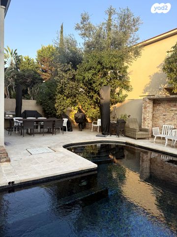 דו משפחתי, יגאל ידין, קרית הפרחים - 2005, רעננה