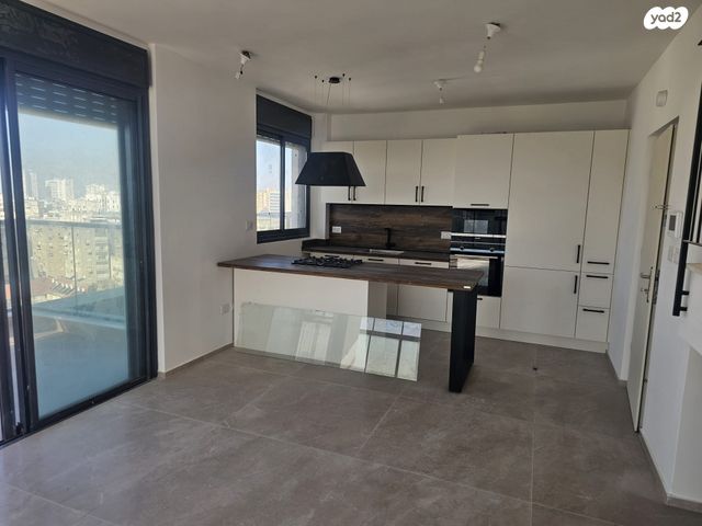 גג/ פנטהאוז, מ"ג 15, לב העיר, בת ים