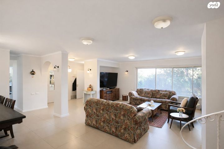 דו משפחתי, עצמון, צוותא א, אלפי מנשה