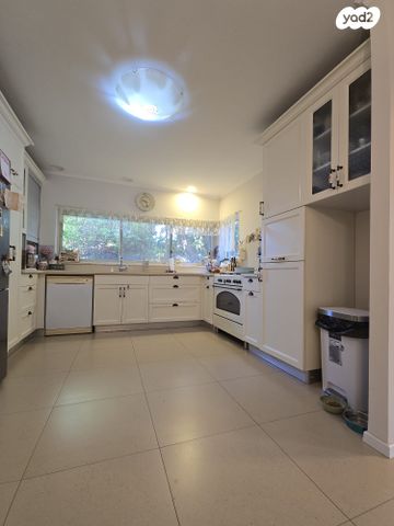 דו משפחתי, עצמון, צוותא א, אלפי מנשה