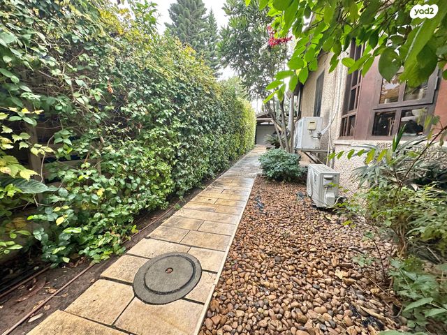 דו משפחתי, רעננה