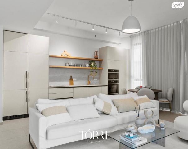 גג/ פנטהאוז, דרך מנחם בגין 158, מונטיפיורי, הרכבת, תל אביב יפו