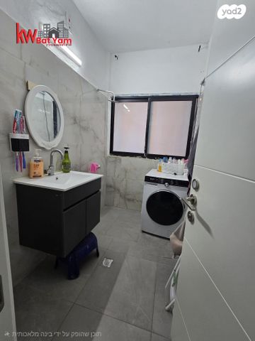 דירה, כצנלסון 64, לב העיר, בת ים