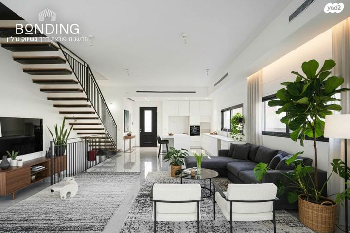 דו משפחתי, תל מונד