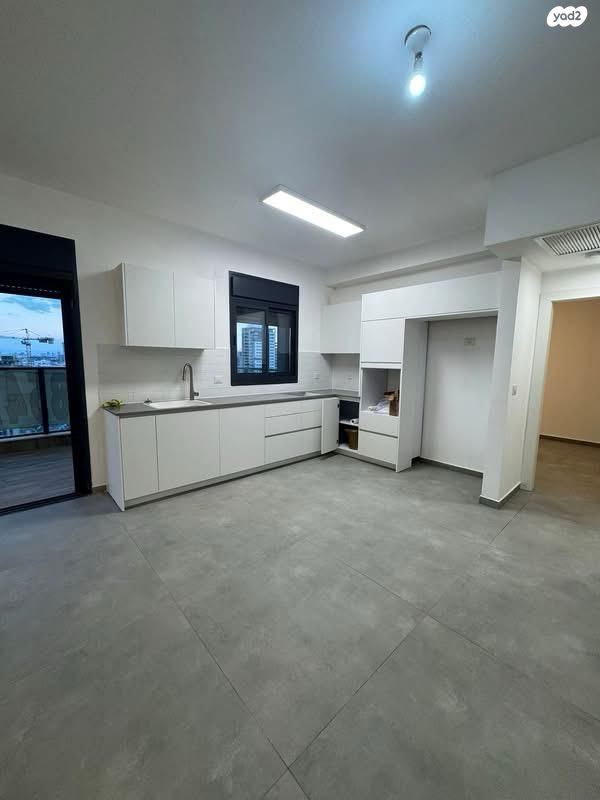 דירה, אהוד מנור, בת ים