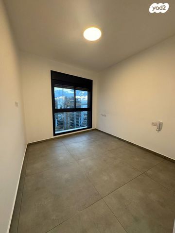 דירה, אהוד מנור, בת ים