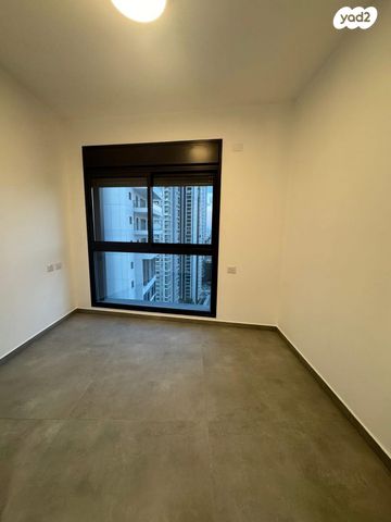 דירה, אהוד מנור, בת ים