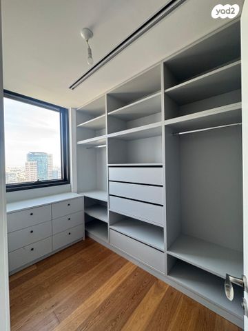 דירה, ליאונרדו דה וינצ'י 13, גני שרונה, קרית הממשלה, תל אביב יפו