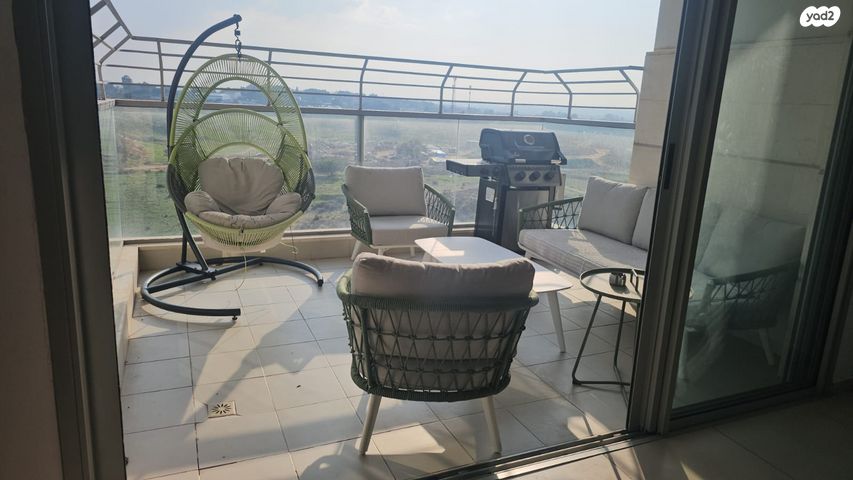 דירה, שדרות מקס ואמפרו שיין, רחובות החדשה, רחובות