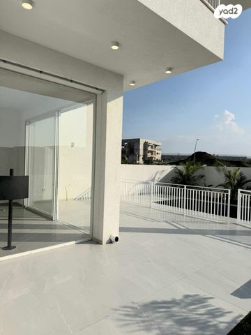 דו משפחתי, בת חפר