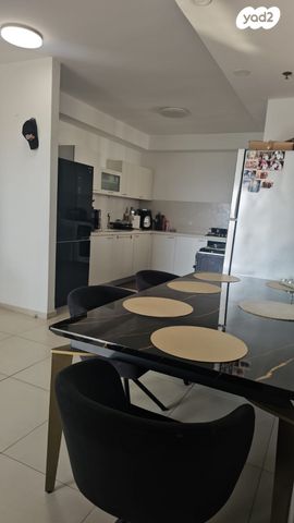 דירה, שדרות מקס ואמפרו שיין, רחובות החדשה, רחובות