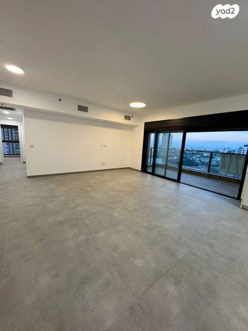 דירה, אהוד מנור, בת ים