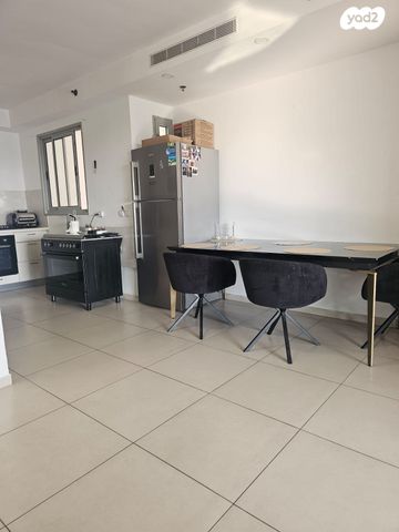 דירה, שדרות מקס ואמפרו שיין, רחובות החדשה, רחובות