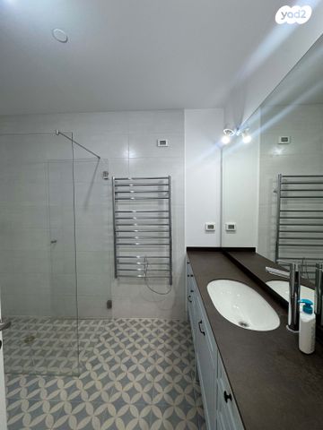 דירה, ליאונרדו דה וינצ'י 13, גני שרונה, קרית הממשלה, תל אביב יפו