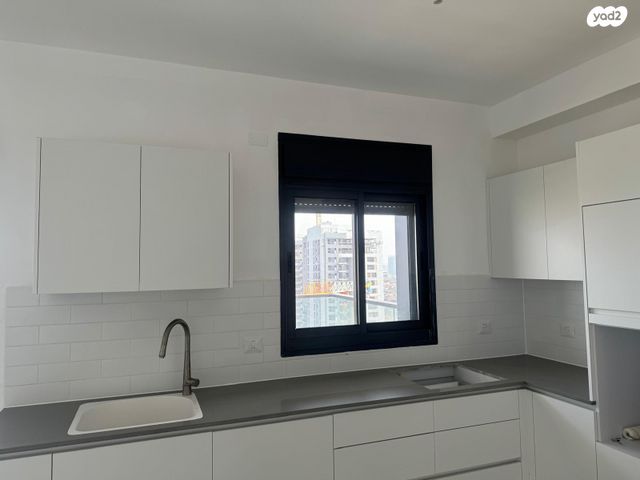 דירה, אהוד מנור, בת ים