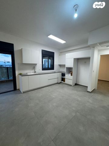 דירה, אהוד מנור, בת ים