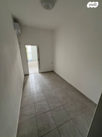 דירה, הרב עוזיאל 11, לב העיר, בת ים