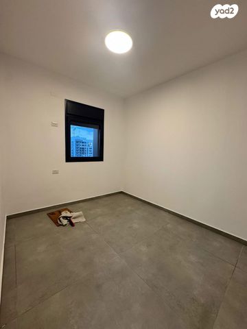 דירה, אהוד מנור, בת ים