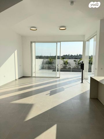 דו משפחתי, בת חפר