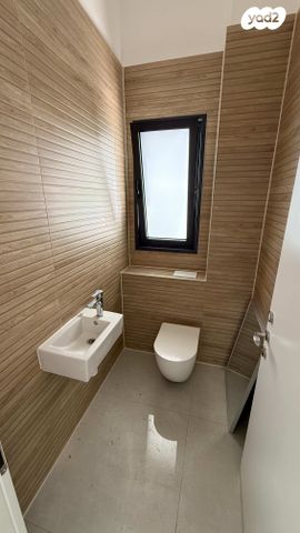 גג/ פנטהאוז, נשר