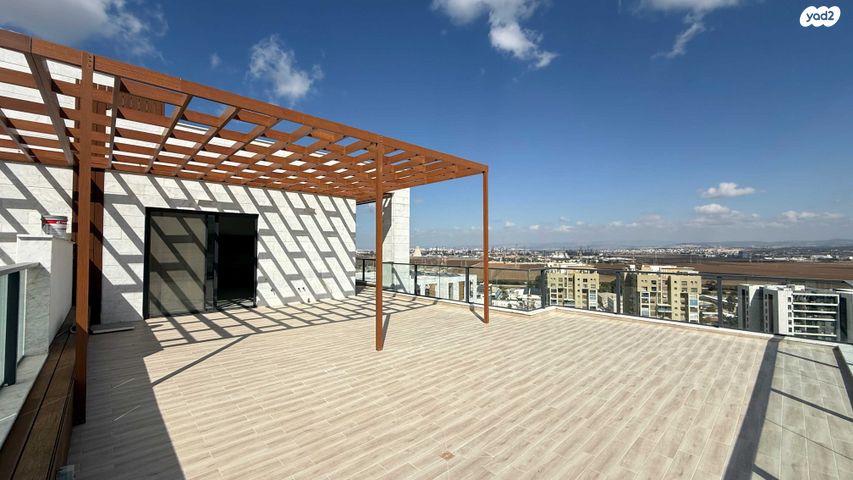 גג/ פנטהאוז, נשר