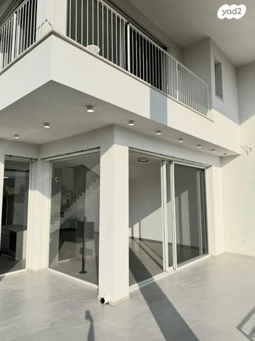 דו משפחתי, בת חפר