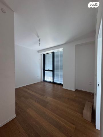 דירה, ליאונרדו דה וינצ'י 13, גני שרונה, קרית הממשלה, תל אביב יפו