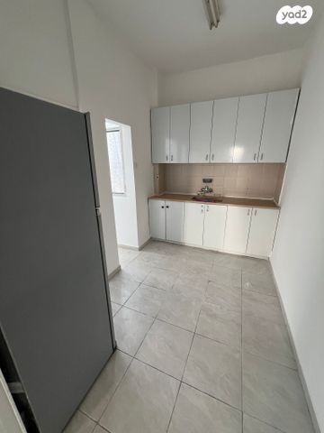 דירה, הרב עוזיאל 11, לב העיר, בת ים