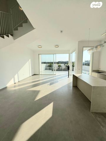 דו משפחתי, בת חפר