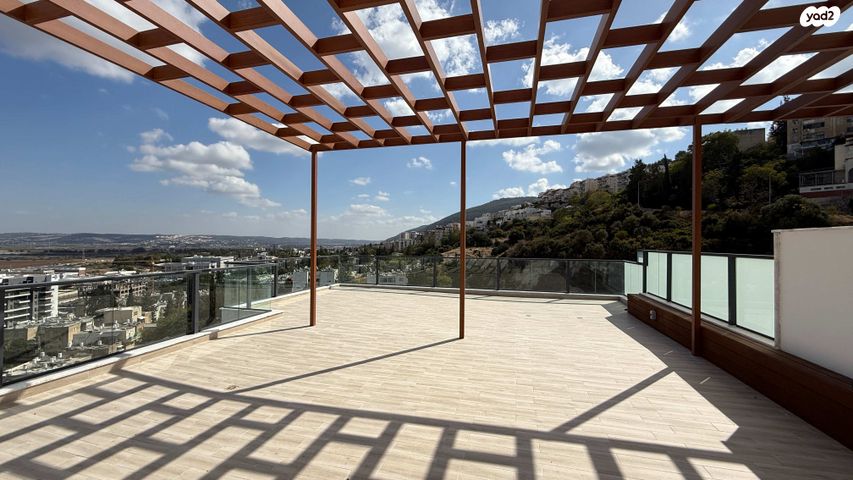 גג/ פנטהאוז, נשר