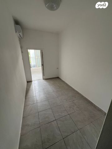 דירה, הרב עוזיאל 11, לב העיר, בת ים